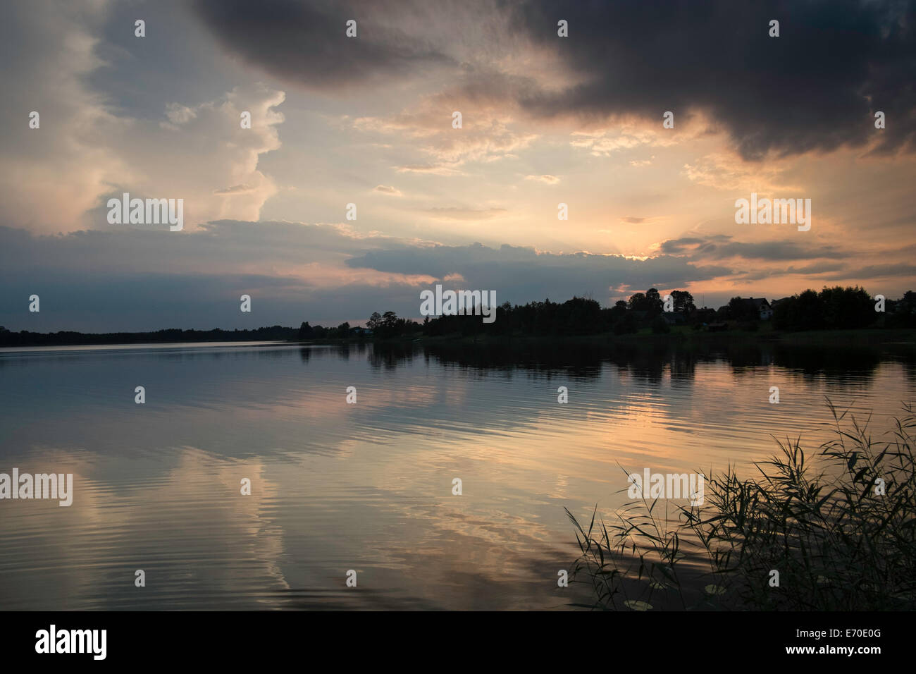 malerische Aussicht Seewasser Abenddämmerung Abend Polen dramatischer Himmel Stockfoto