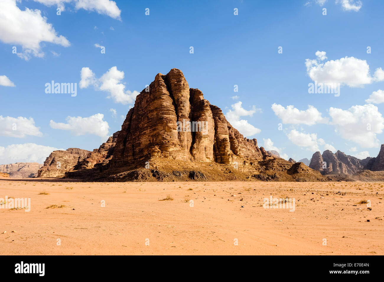 Jordanien. Wadi Rum ist auch bekannt als das Tal des Mondes. Dieser Berg wird die sieben Säulen der Weisheit bezeichnet. Stockfoto