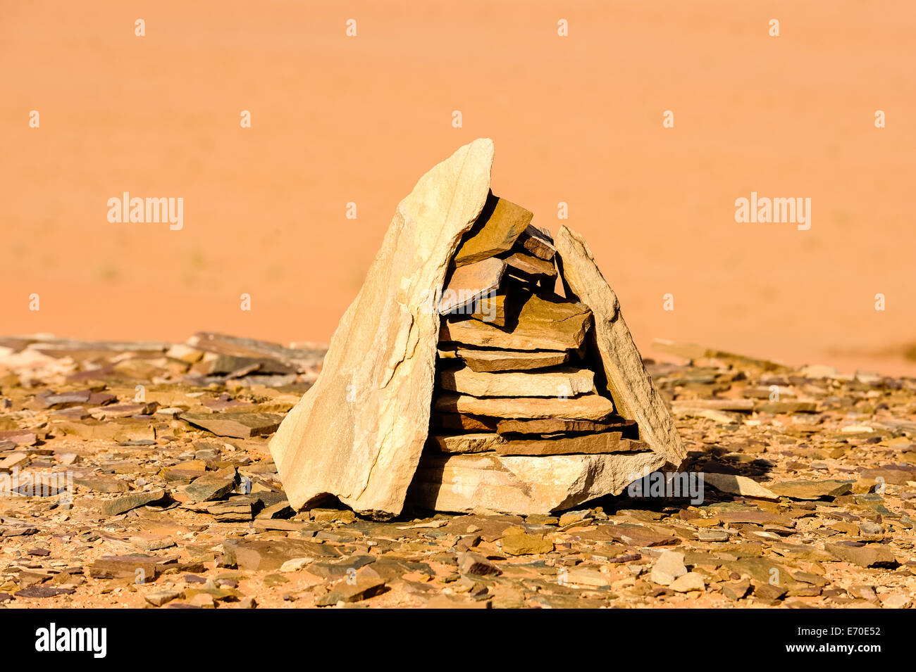 Jordanien. Wadi Rum ist auch bekannt als das Tal des Mondes. Cairn und Sanddünen. Stockfoto