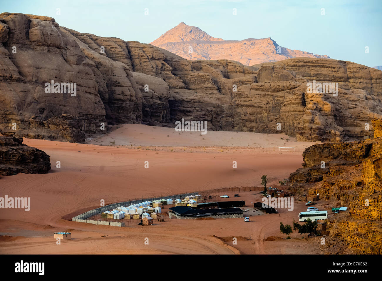 Jordanien. Wadi Rum ist auch bekannt als das Tal des Mondes. Beduinen-Camp waren, verbrachten wir den Abend nach Einbruch der Dunkelheit. Stockfoto