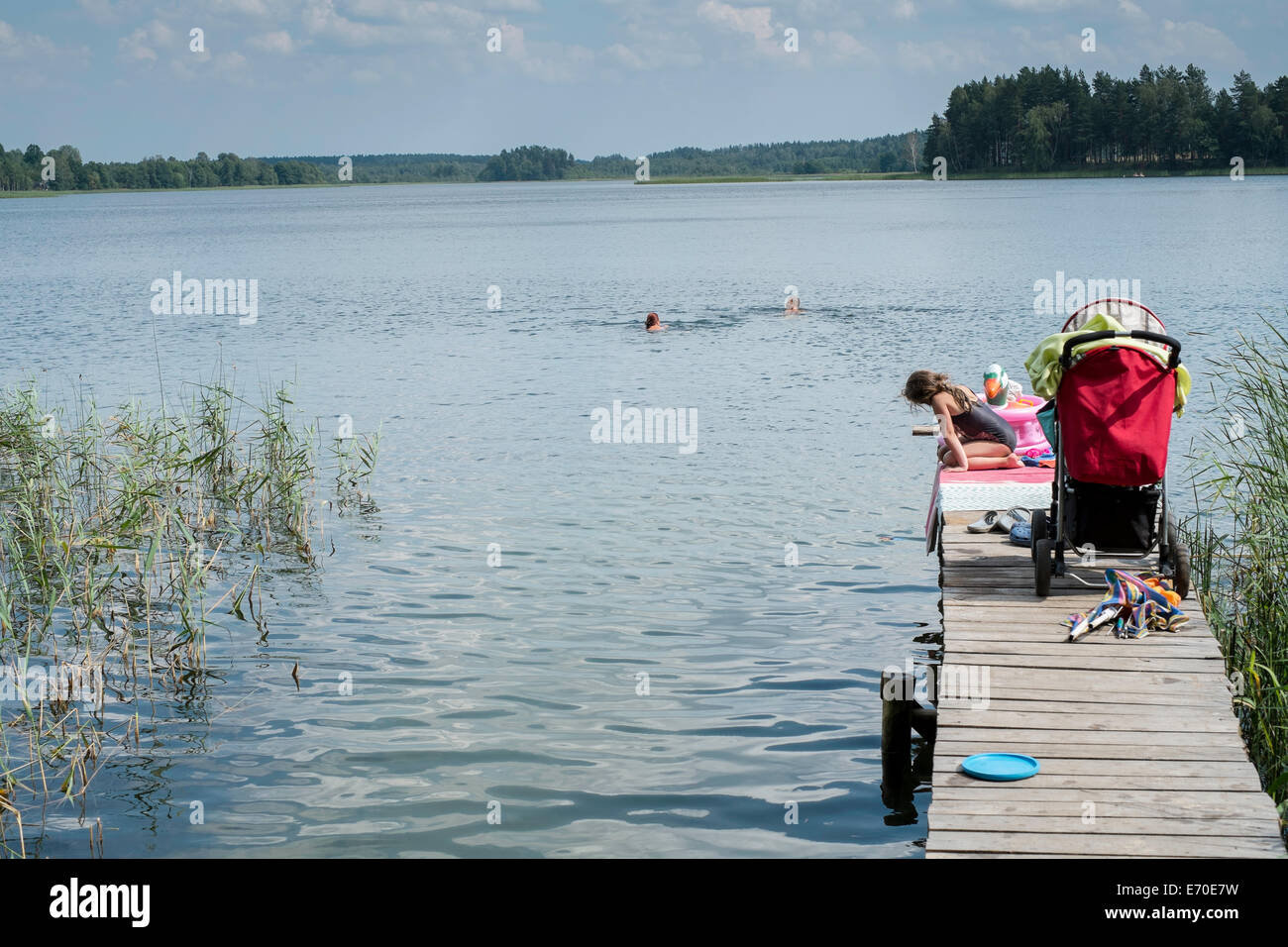 Familie genießen ein erfrischendes Bad, Zelwa See Giby, Polen Stockfoto