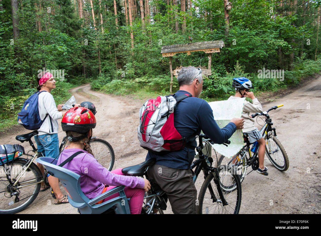 Familie auf einer Radreise Giby, Polen Stockfoto