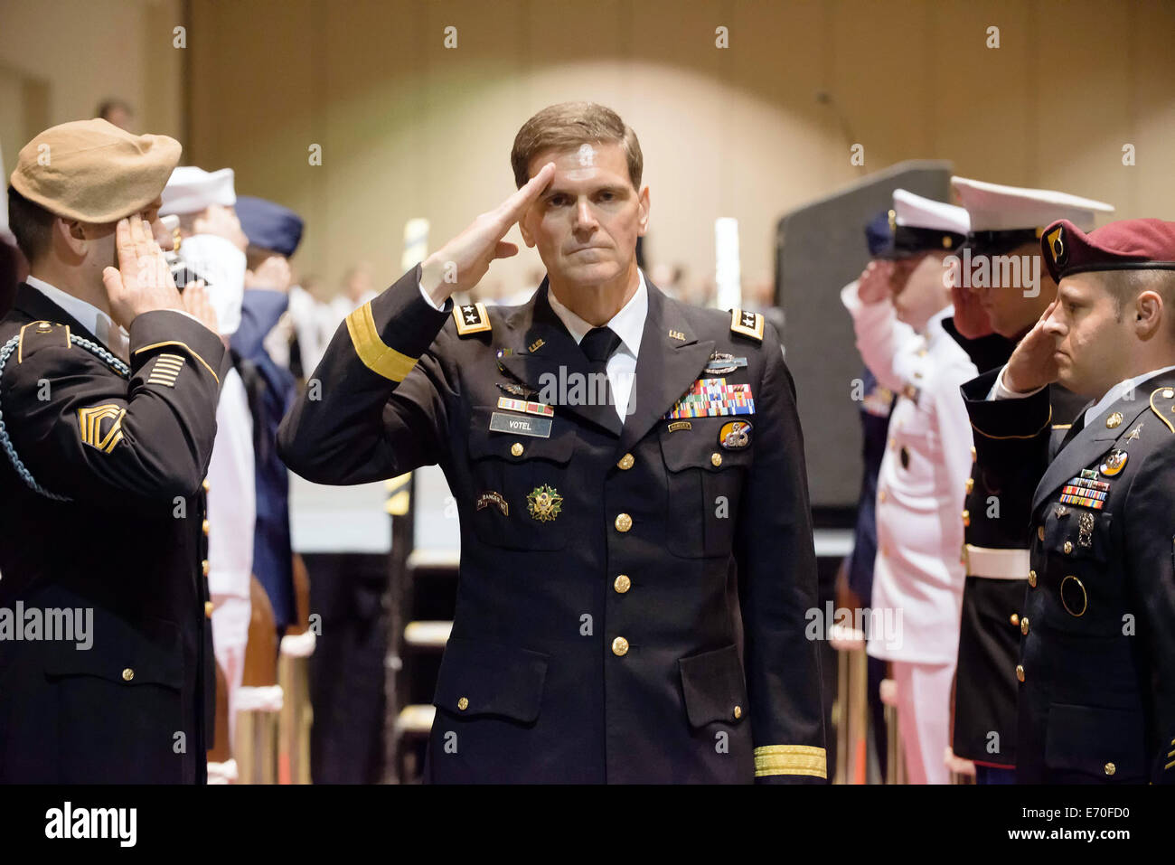 US-Armee General Joseph L. Votel III salutiert während seiner Förderung-Zeremonie, das Special Operations Command Kopf 28. August 2014 in Tampa, Florida. Votel ersetzt den Ruhestand U.S. Marine Admiral William H. McRaven. Stockfoto