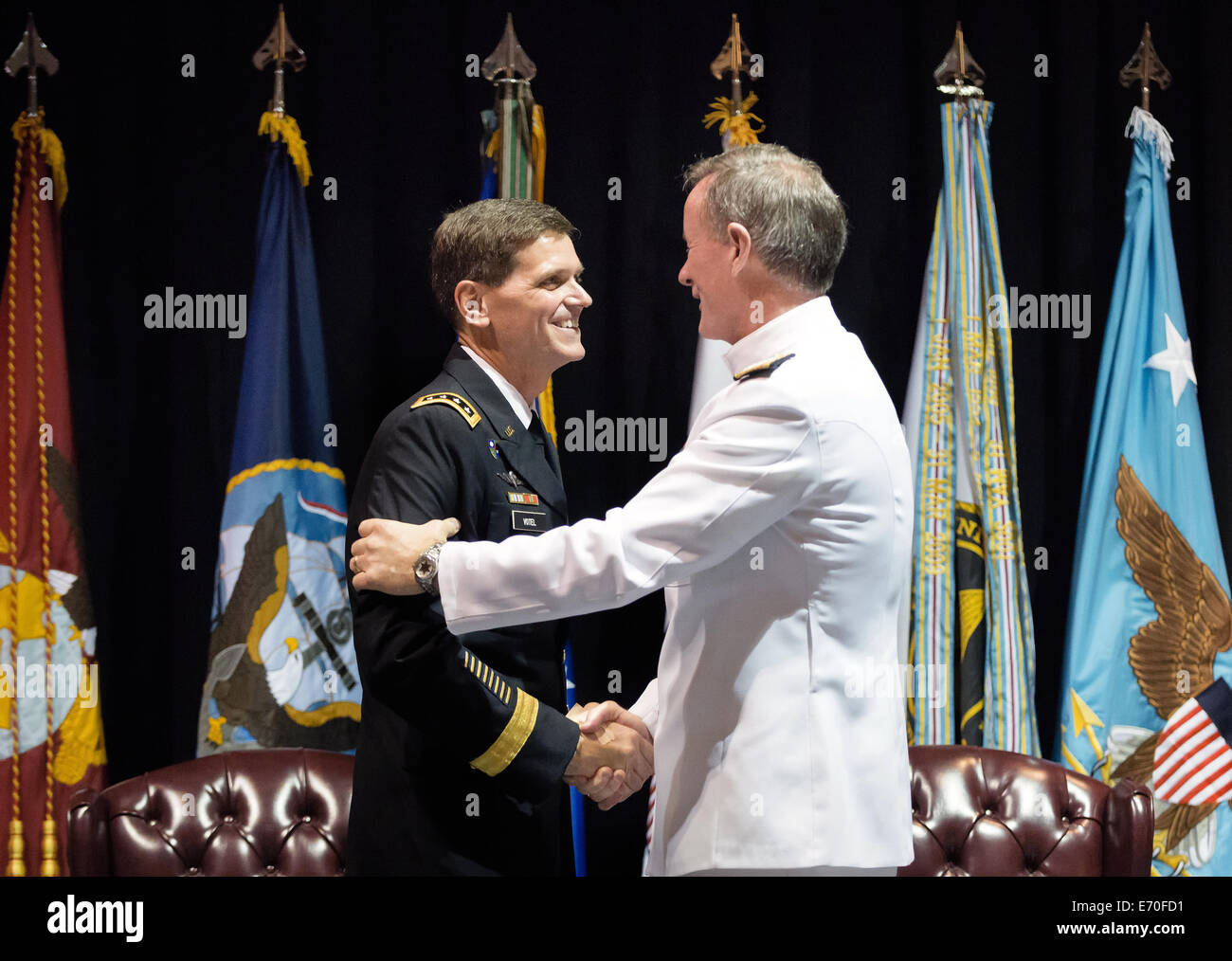 US-Armee General Joseph L. Votel III ist von Admiral William H. McRaven während seiner Förderung-Zeremonie Special Operations Command 28. August 2014 in Tampa, Florida den Kopf in den Ruhestand beglückwünscht. Votel ersetzt McRaven. Stockfoto