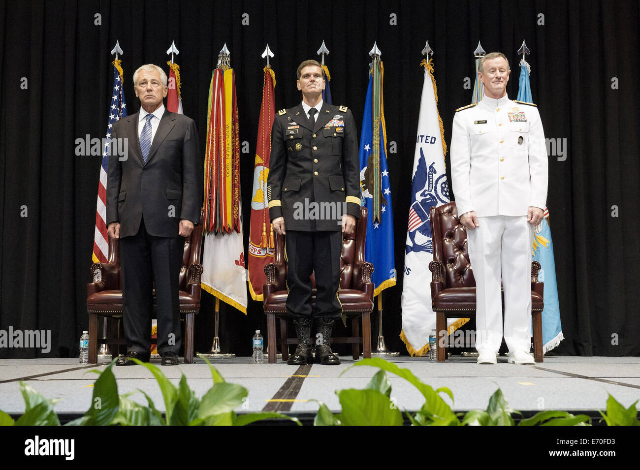 US-Verteidigungsminister Chuck Hagel steht mit Armee-General Joseph L. Votel III, Zentrum und pensionierte Admiral William H. McRaven während Votel Förderung-Zeremonie, das Special Operations Command Kopf 28. August 2014 in Tampa, Florida. Stockfoto