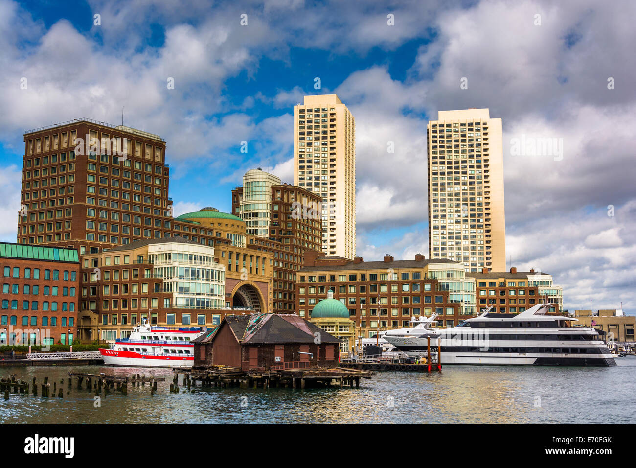 Schiffe und Gebäude in Boston, von Fort Point gesehen. Stockfoto