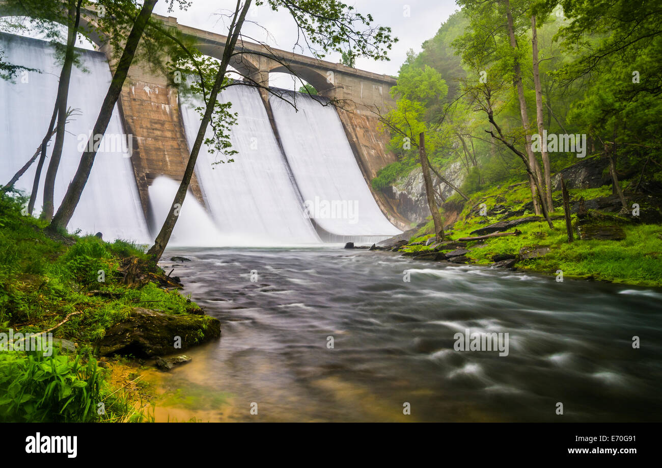 Langzeitbelichtung Prettyboy Dam und den Schießpulver-Fluss in Baltimore County, Maryland. Stockfoto