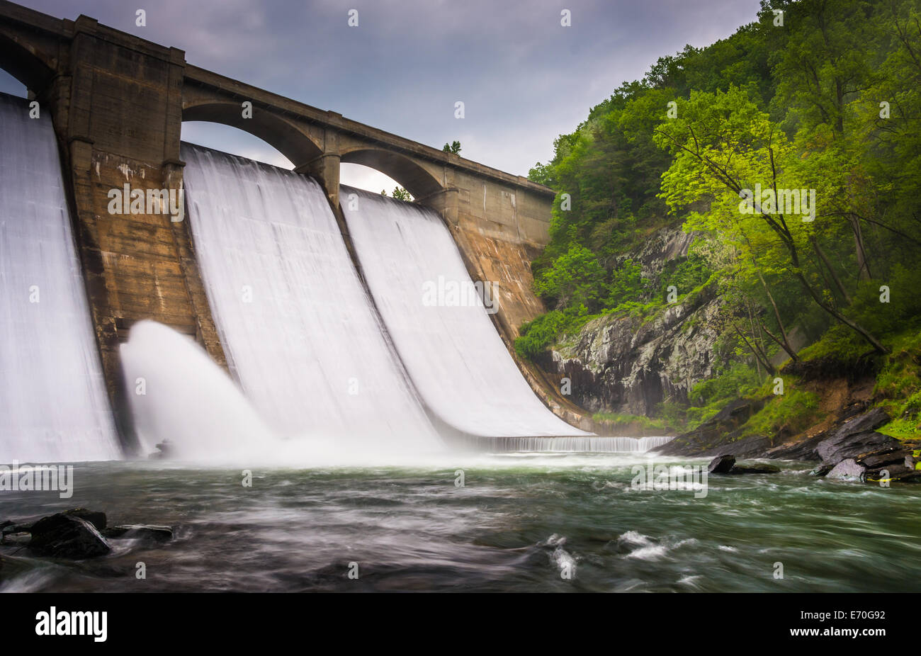 Langzeitbelichtung Prettyboy Dam und den Schießpulver-Fluss in Baltimore County, Maryland. Stockfoto