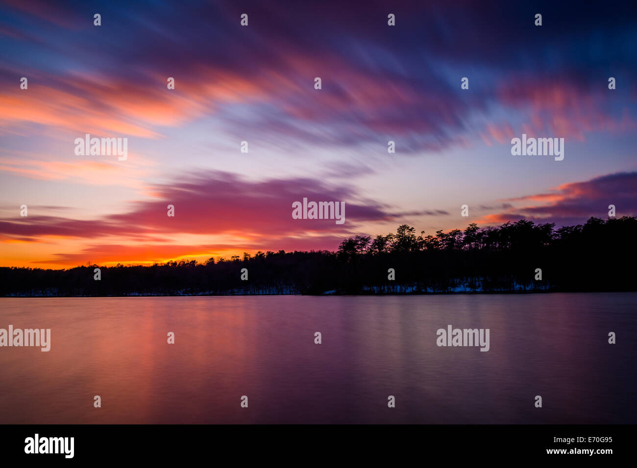 Langzeitbelichtung Prettyboy Reservoir bei Sonnenuntergang in Baltimore County, Maryland. Stockfoto