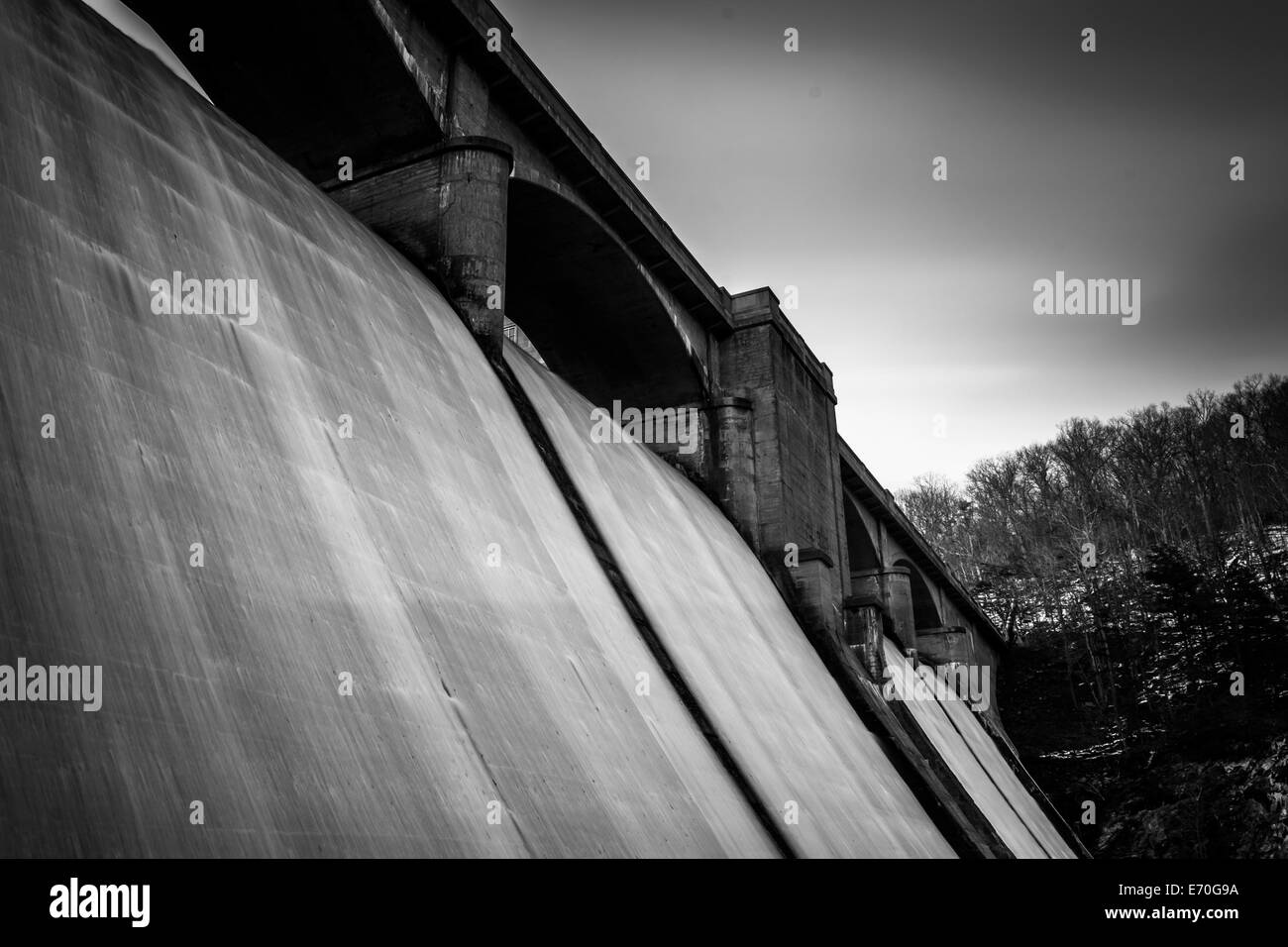 Langzeitbelichtung des Wassers über Prettyboy Damm in Baltimore County, Maryland. Stockfoto