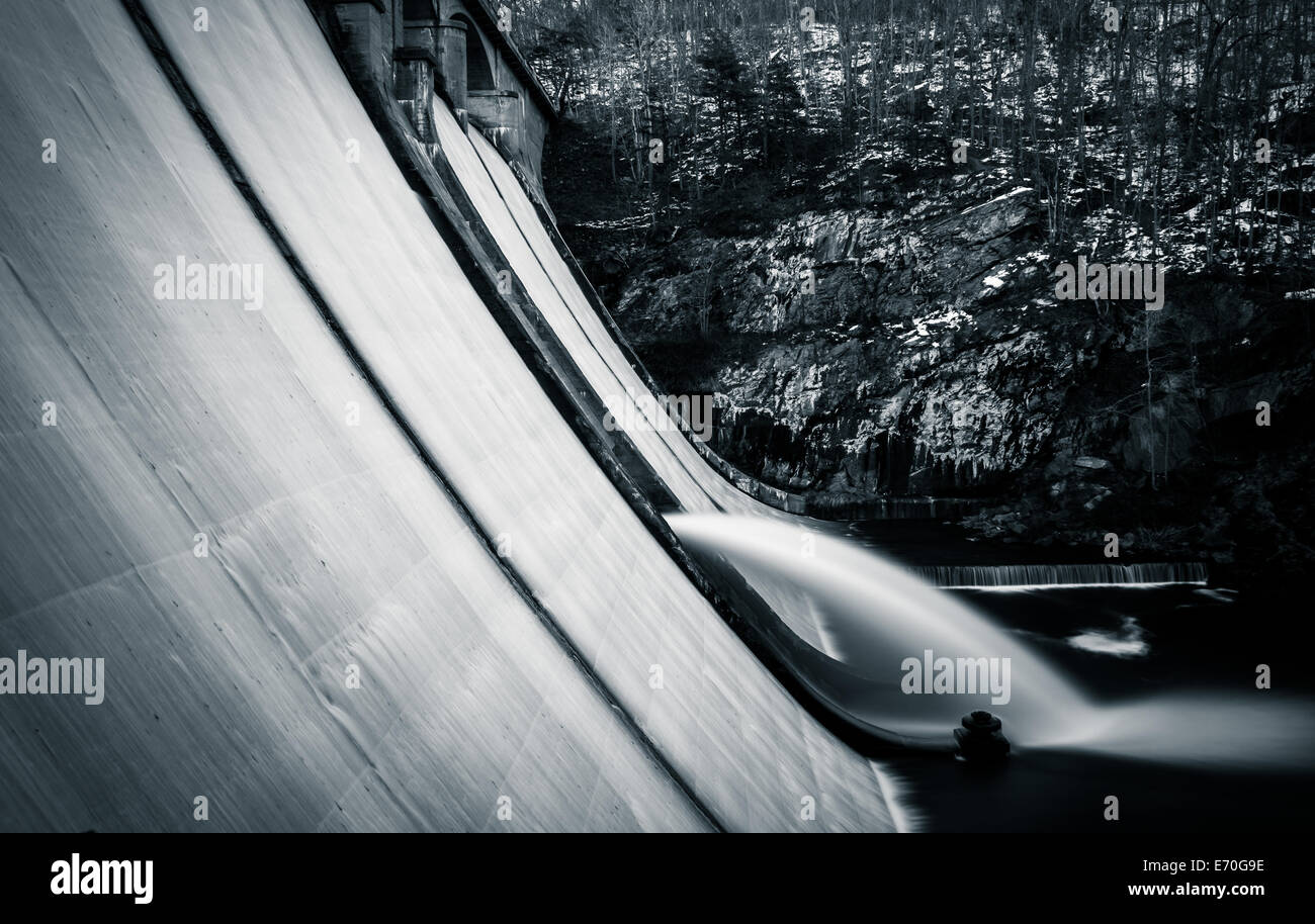 Langzeitbelichtung des Wassers über Prettyboy Damm in Baltimore County, Maryland. Stockfoto