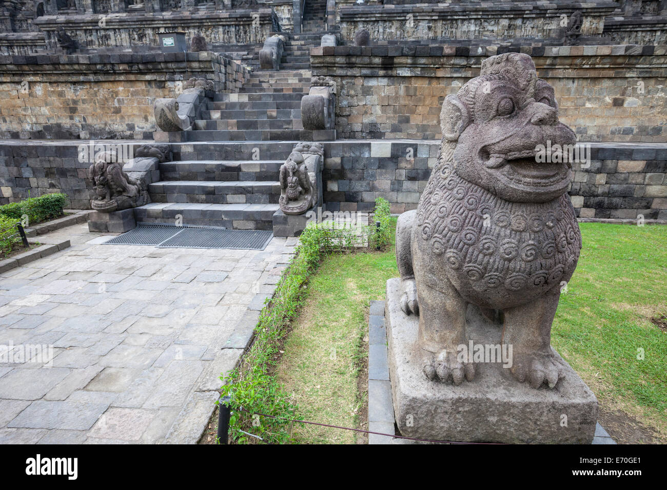 Borobudur, Java, Indonesien.  Löwenstatue bewacht Eingang zum Tempel. Stockfoto