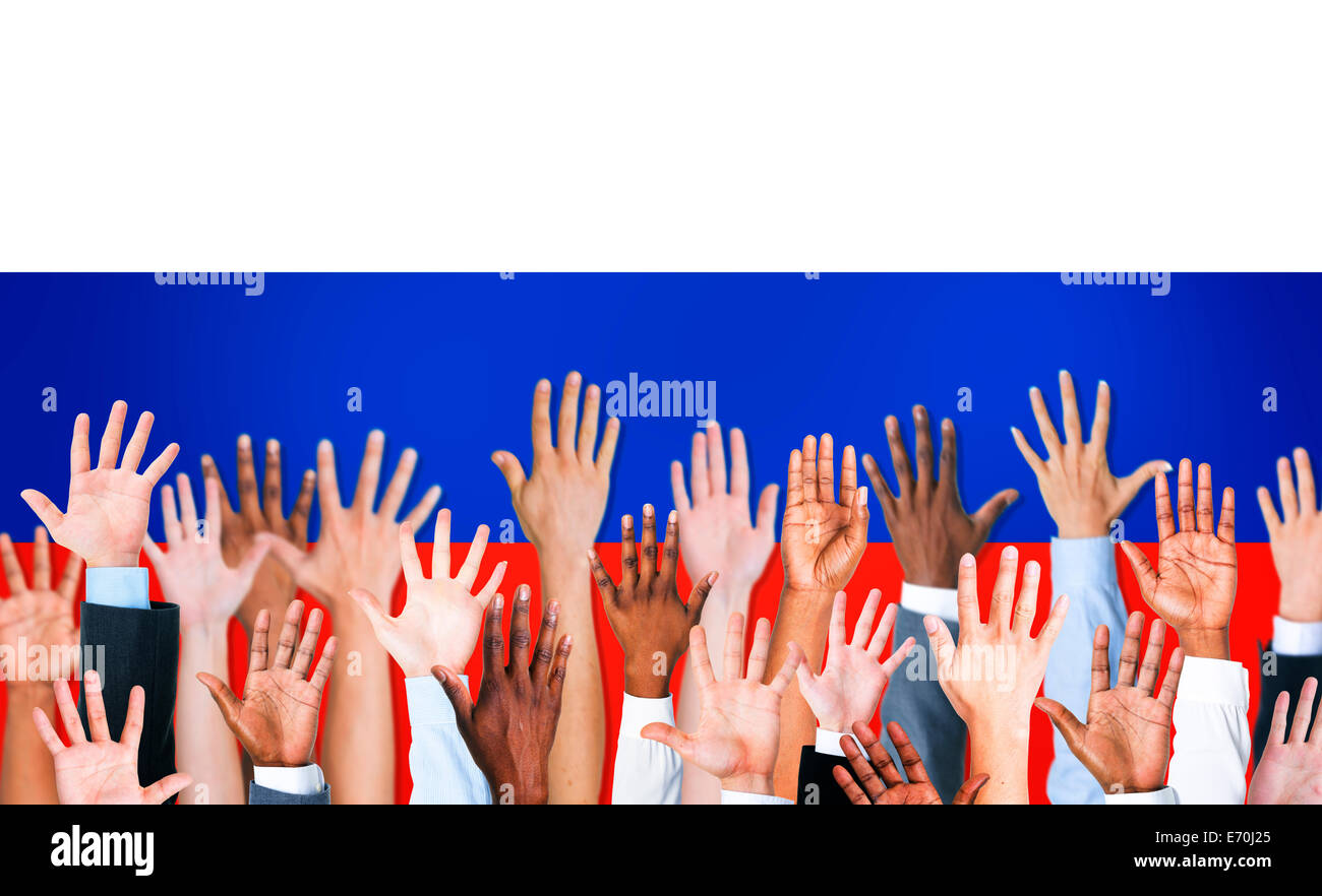 Gruppe von multi-ethnischen erhobenen Armen und eine Flagge von Russland als Hintergrund Stockfoto