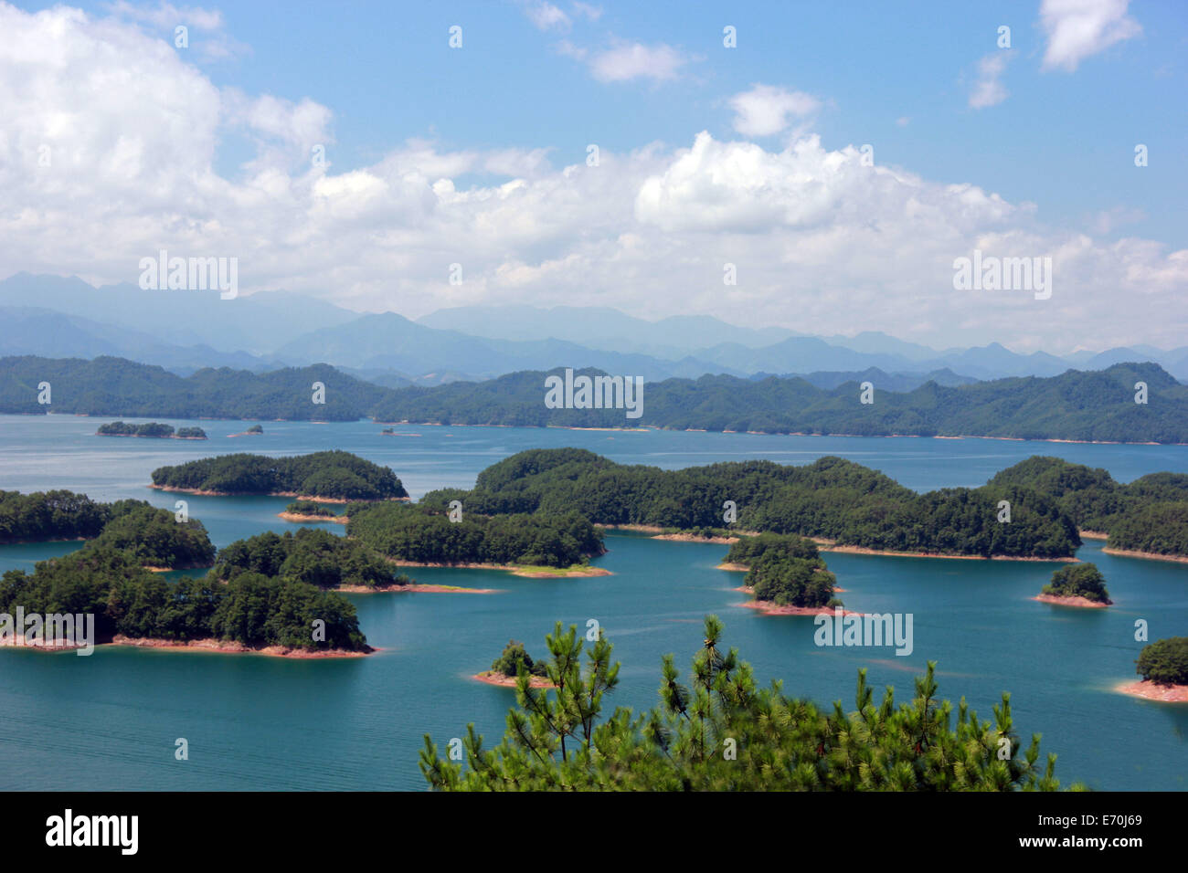 28. Juli 2012 - HANGZHOU, CHINA - 7. April: Die faszinierende Landschaft der Qiandao See am 7. April 2013 in Hangzhou, Zhejiang Provinz, China. Qiandao See, gelegen in der Grafschaft Chun'an, westlich von Hangzhou, Zhejiang Provinz ist eines der erstklassigen nationalen Szenerien und derzeit der größte National Forest Park. Der See umfasst fünf hundert und siebzig Quadratkilometer einschließlich mehr als eintausend Inseln unterschiedlicher Größe. Neben den umliegenden grünen Hügeln und die große Menge von Tieren und Pflanzen ist es auch berühmt für sein Wasser. Die durchschnittliche Tiefe des Wassers hier ist mehr als ein h Stockfoto