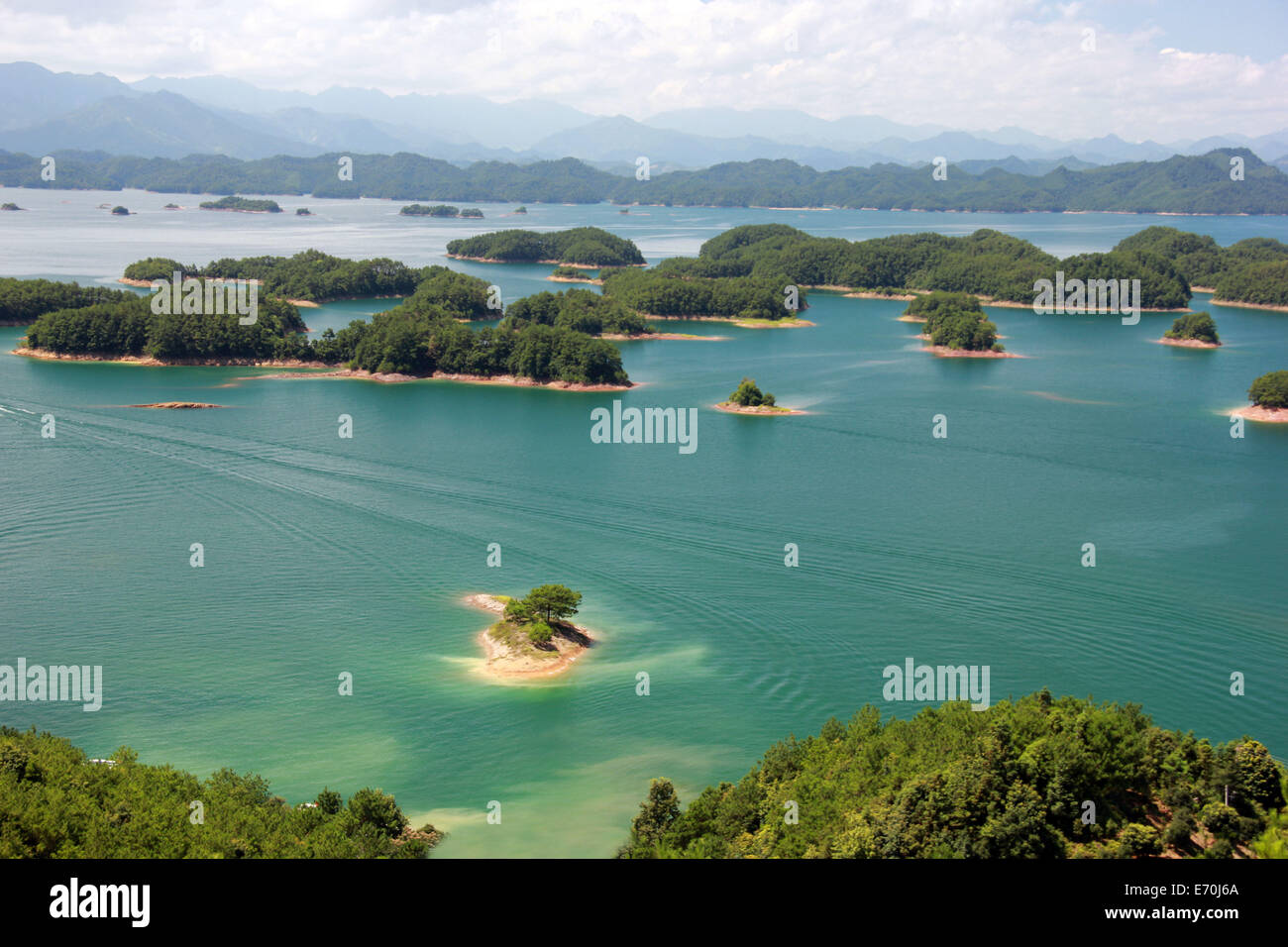 28. Juli 2012 - HANGZHOU, CHINA - 7. April: Die faszinierende Landschaft der Qiandao See am 7. April 2013 in Hangzhou, Zhejiang Provinz, China. Qiandao See, gelegen in der Grafschaft Chun'an, westlich von Hangzhou, Zhejiang Provinz ist eines der erstklassigen nationalen Szenerien und derzeit der größte National Forest Park. Der See umfasst fünf hundert und siebzig Quadratkilometer einschließlich mehr als eintausend Inseln unterschiedlicher Größe. Neben den umliegenden grünen Hügeln und die große Menge von Tieren und Pflanzen ist es auch berühmt für sein Wasser. Die durchschnittliche Tiefe des Wassers hier ist mehr als ein h Stockfoto