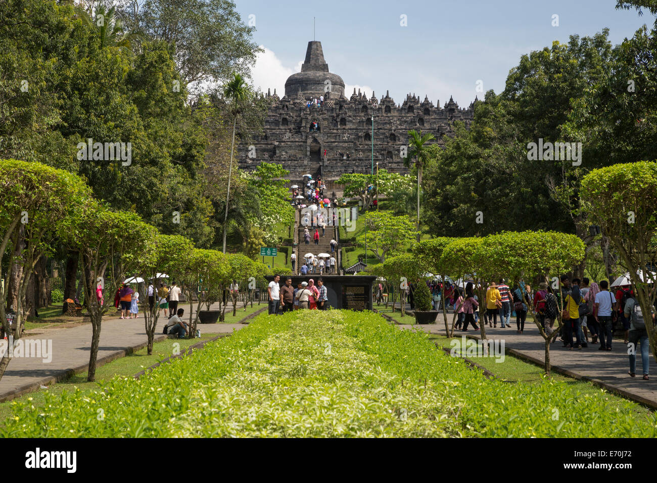 Borobudur, Java, Indonesien.  Hauptansatz in den Tempel, Ostwand. Stockfoto