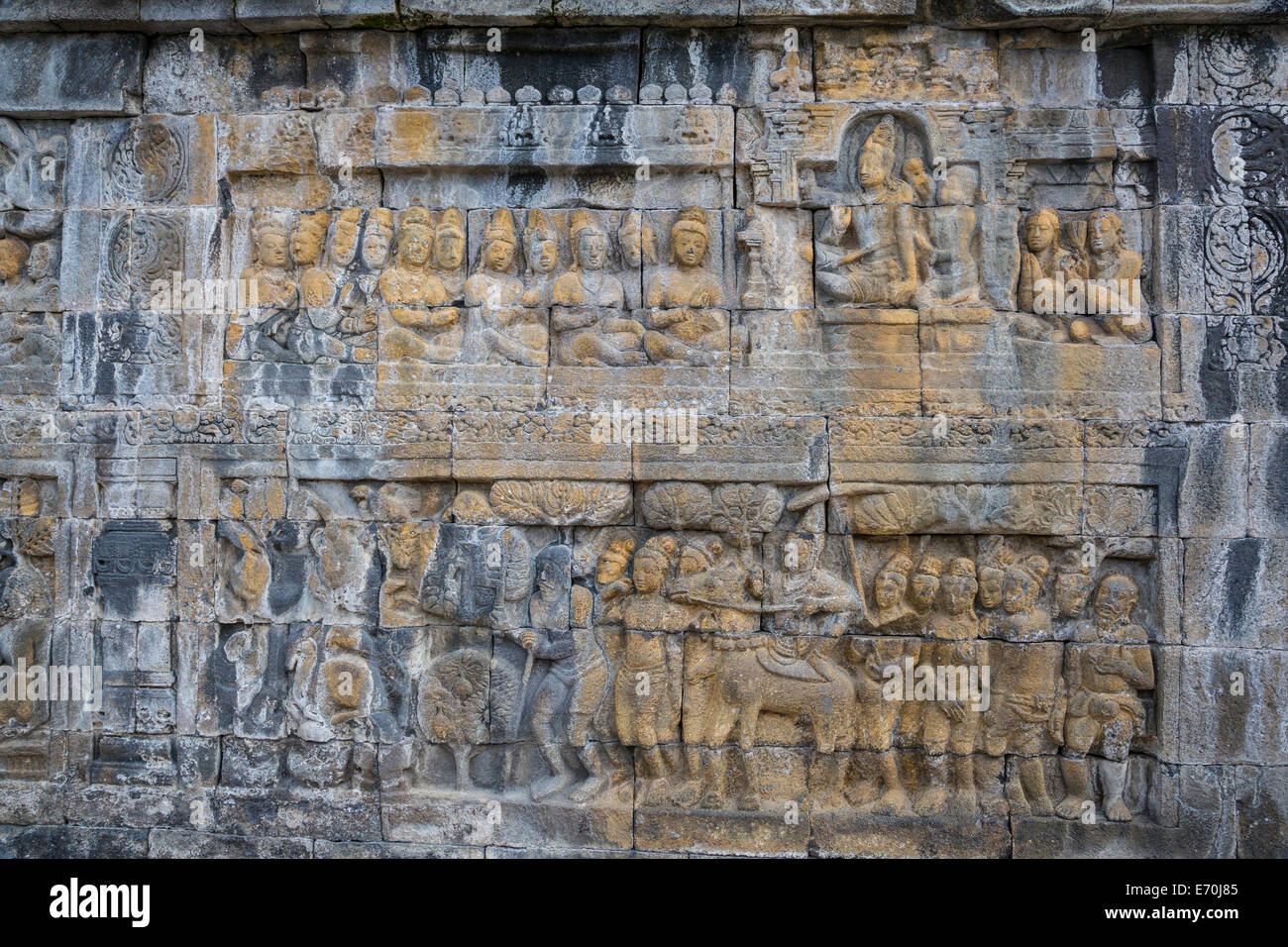 Borobudur, Java, Indonesien.  Basrelief Steinbildhauen mit Szenen aus dem Leben des Buddha. Stockfoto