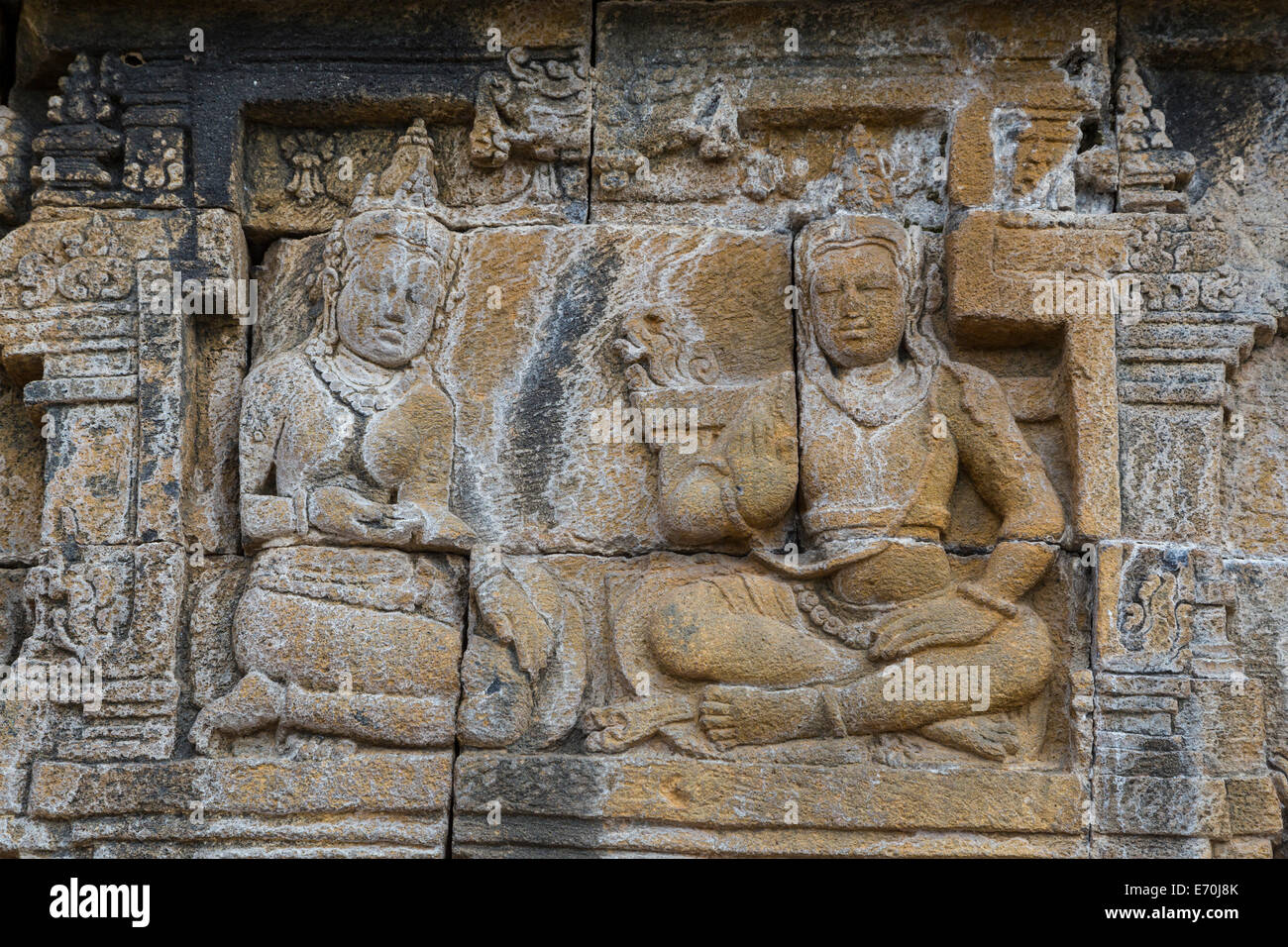 Borobudur, Java, Indonesien.  Basrelief Steinbildhauen mit Szenen aus dem Leben des Buddha. Stockfoto