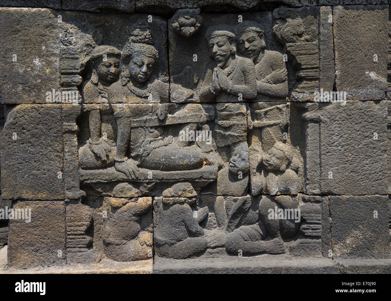 Borobudur, Java, Indonesien.  Basrelief Steinbildhauen Relief Darstellung König, Königin und Lehrer. Stockfoto