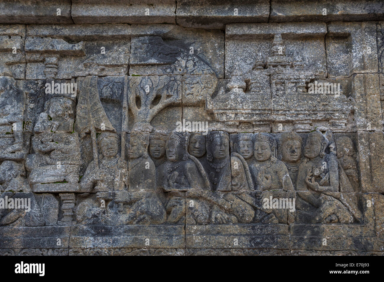 Borobudur, Java, Indonesien.  Basrelief Steinschnitt.  Der Hindu-Tempel, oben rechts stellt den Zeitraum vor dem Buddhismus dar. Stockfoto