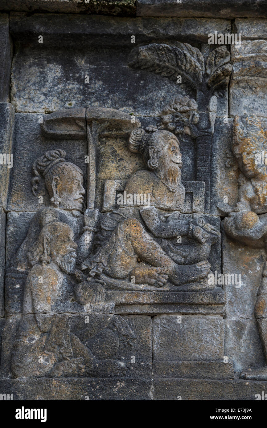 Borobudur, Java, Indonesien.  Basrelief Stone Carving Darstellung weiser Mann bringen Geschenke an seine Herrscher. Stockfoto