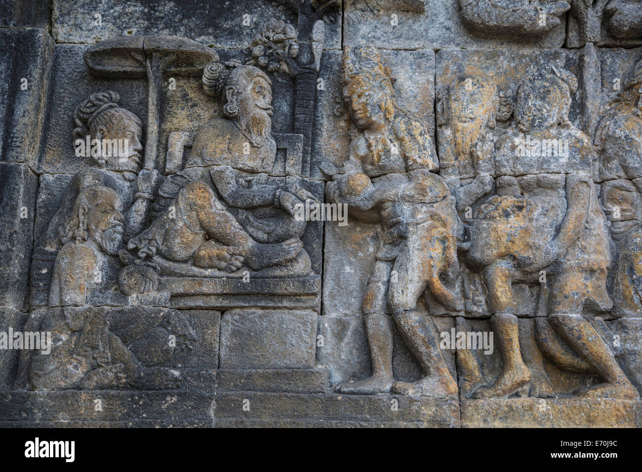 Borobudur, Java, Indonesien.  Basrelief Stone Carving Darstellung weisen bringen Geschenke an ihre Herrscher. Stockfoto