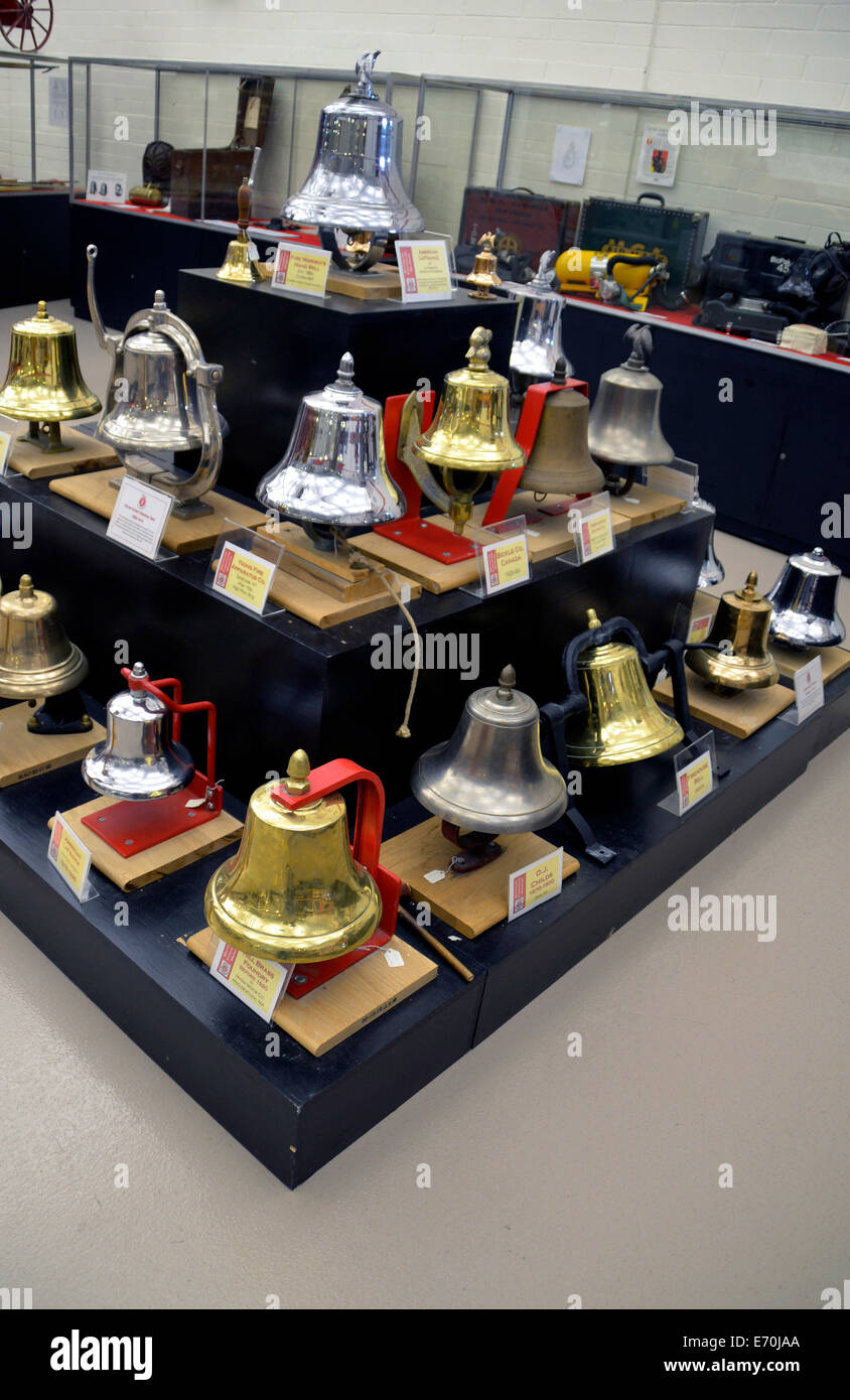 alte und antike Feuer LKW Glocken im Feuerwehr-Museum in Ypsilanti, Michigan, USA Stockfoto