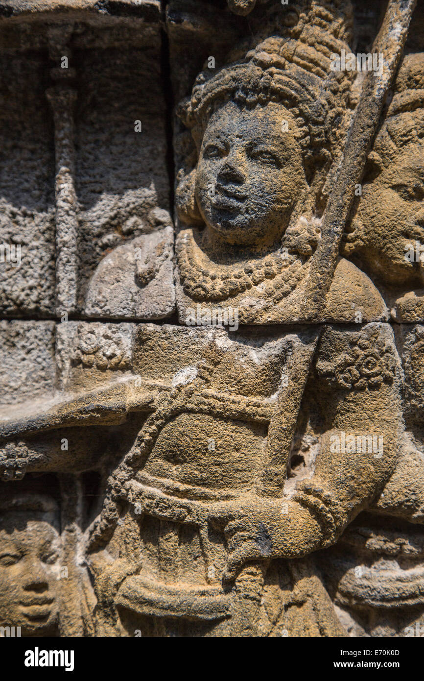 Borobudur, Java, Indonesien.  Detail der Basrelief Steinbildhauen, die Szene von javanischen Hindu-buddhistischen Mythologie darstellt. Stockfoto