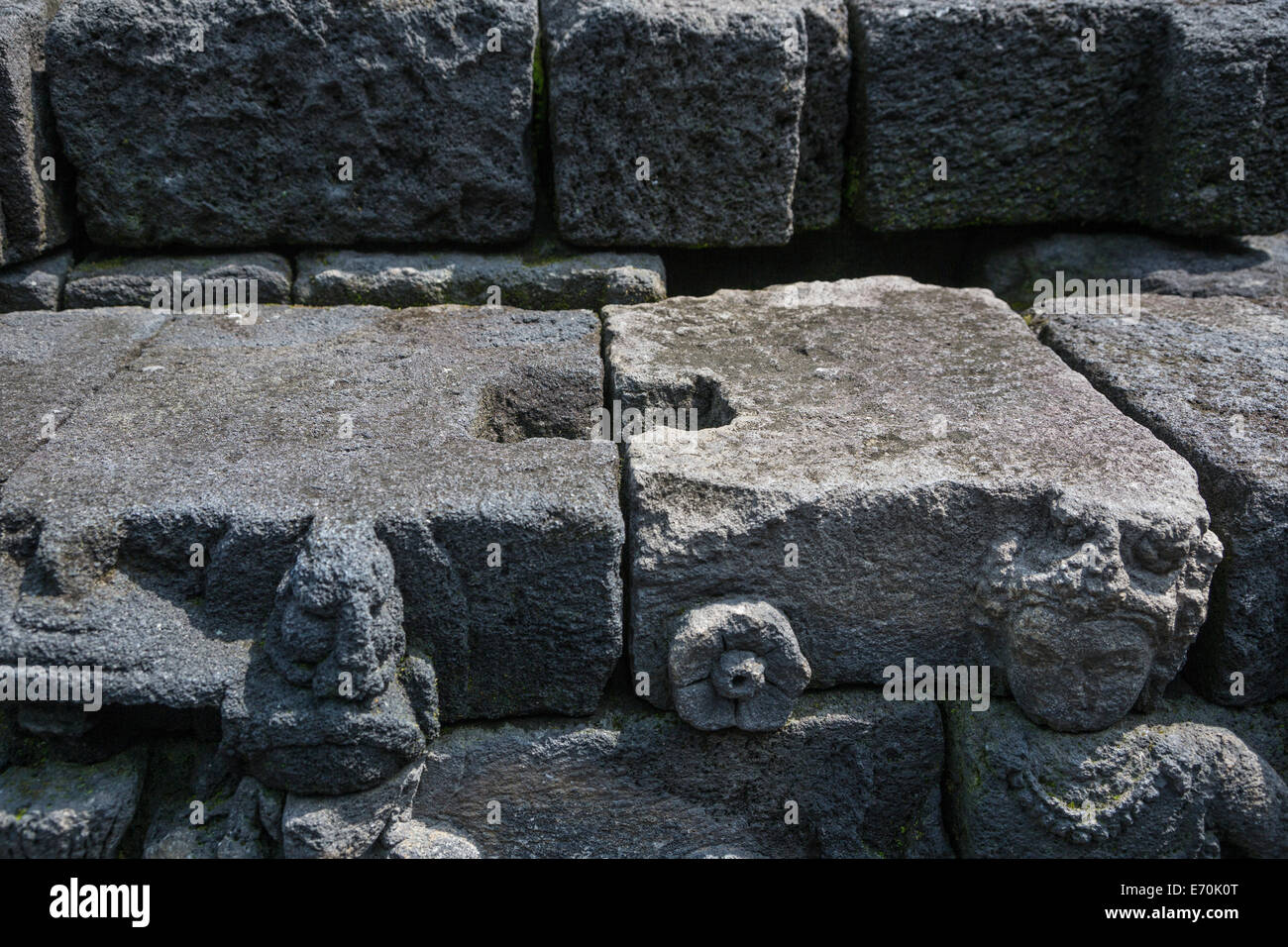 Borobudur, Java, Indonesien.  Bautechnik.  Steinen Schnitt um anderen ineinandergreifenden Steinen zu erhalten. Stockfoto