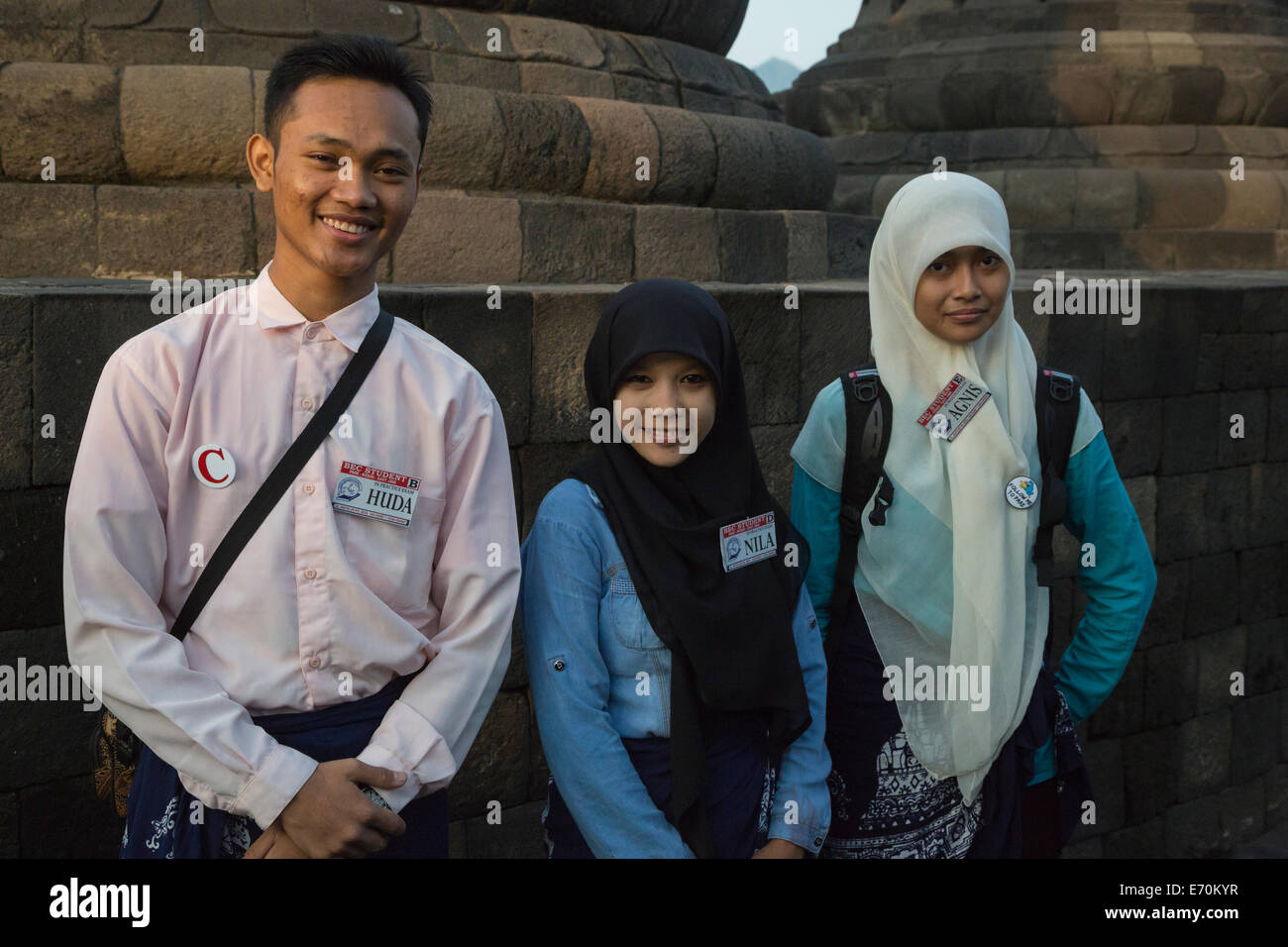 Borobudur, Java, Indonesien.  Indonesische Studenten besuchen den Tempel. Stockfoto