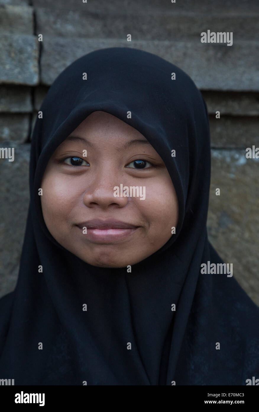 Borobudur, Java, Indonesien.  Indonesische Schüler besuchen den Tempel. Stockfoto