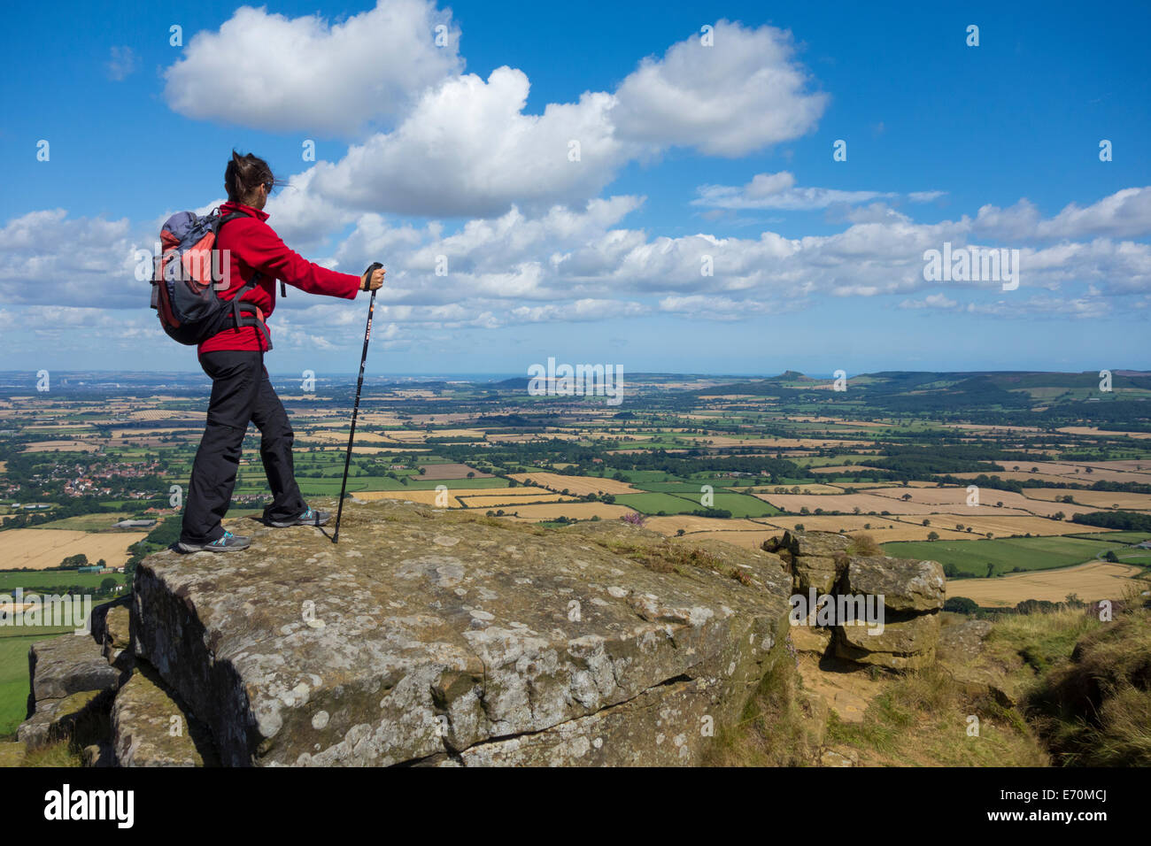 Weibliche Wanderer, Wanderer auf den Wainstones auf dem Cleveland Way National Trail Fußweg. North York Moors National Park. North Yorkshire, England. VEREINIGTES KÖNIGREICH Stockfoto