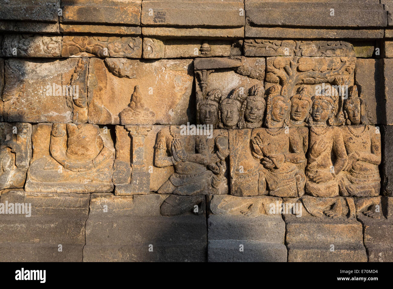 Borobudur, Java, Indonesien.    Basrelief Steinbildhauen, Buddha Suche nach Erleuchtung, Nordwand des Tempels. Stockfoto