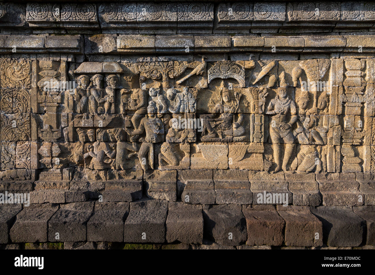 Borobudur, Java, Indonesien.  Basrelief Stone Carving, Nordwand.  Szenen aus Buddhas Leben zeigen ihn Suche nach Erleuchtung Stockfoto