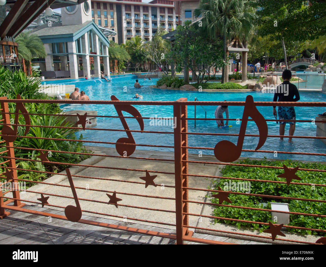 Touristen im Hard Rock Hotel auf Sentosa Island in Singapur Stockfoto