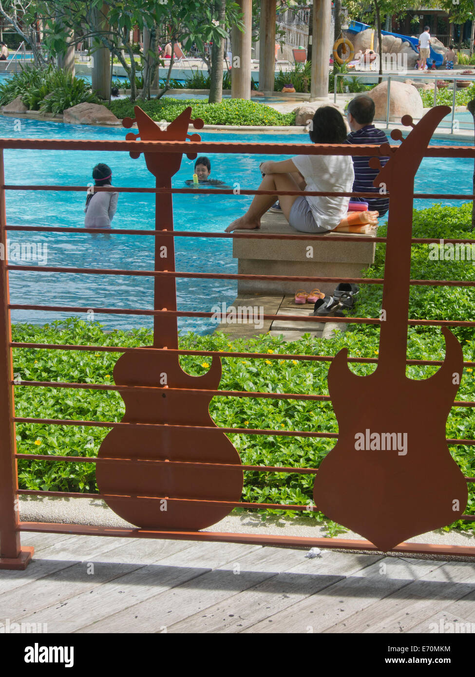 Touristen im Hard Rock Hotel auf Sentosa Island in Singapur Stockfoto