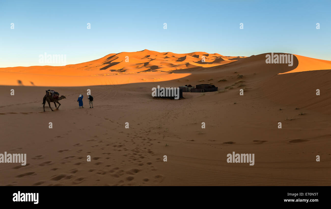 Ein Beduinen-Camp am Erg Chebbi Wüste, Merzouga, Marokko, Afrika Stockfoto