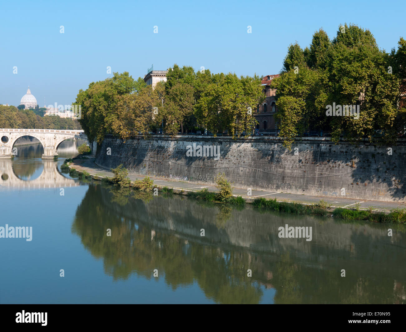 Blick auf den Fluss Tevere (Tiber) mit Ponte Sisto und die Kuppel des Petersdom im Hintergrund, Rom, Italien Stockfoto