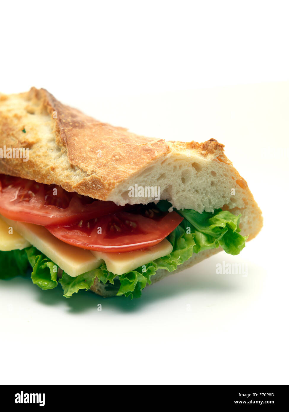 Baguette-Sandwich, Käse-Tomaten-Salat, weißer Hintergrund Stockfoto