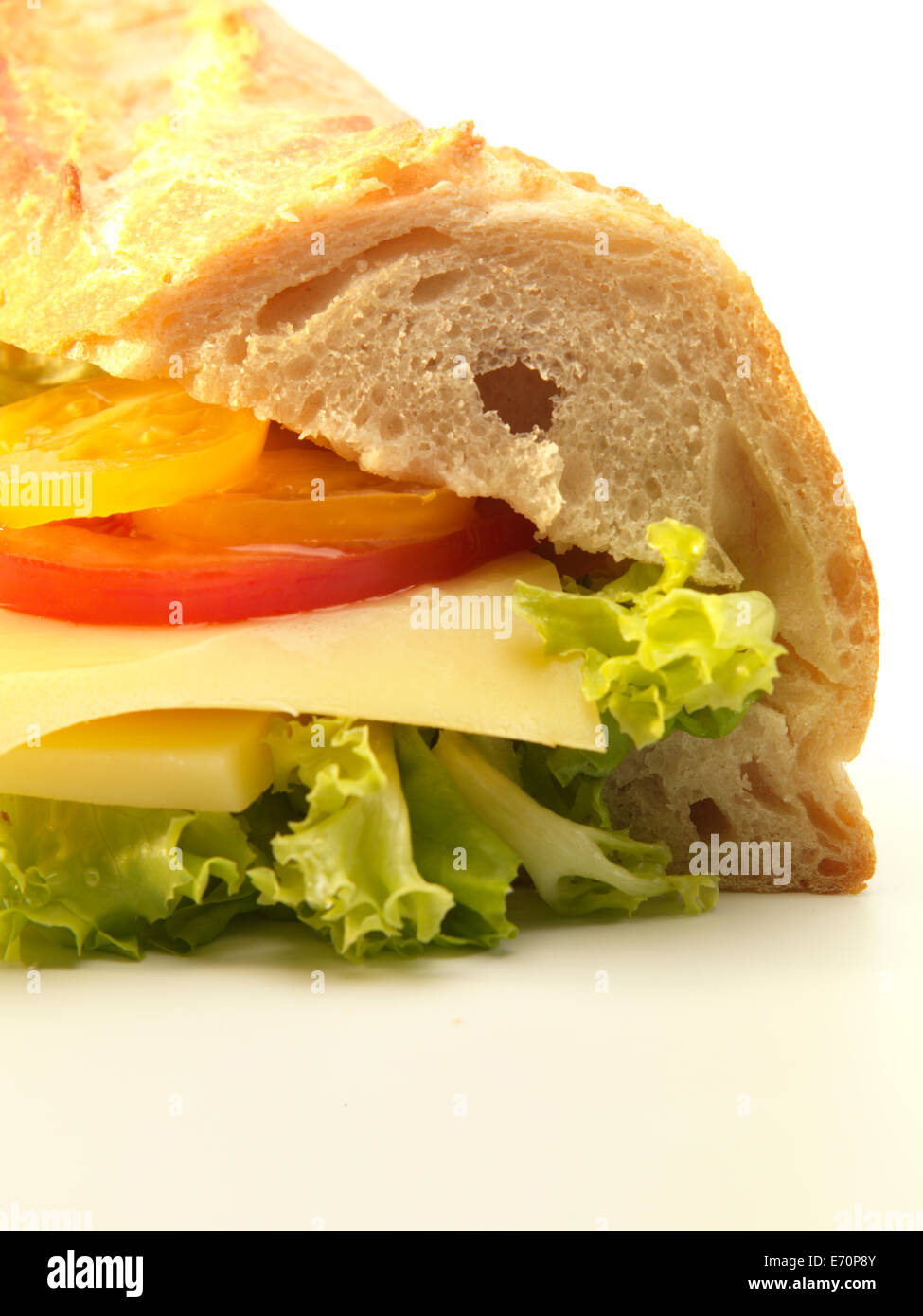 Baguette-Sandwich, Käse-Tomaten-Salat, weißer Hintergrund Stockfoto