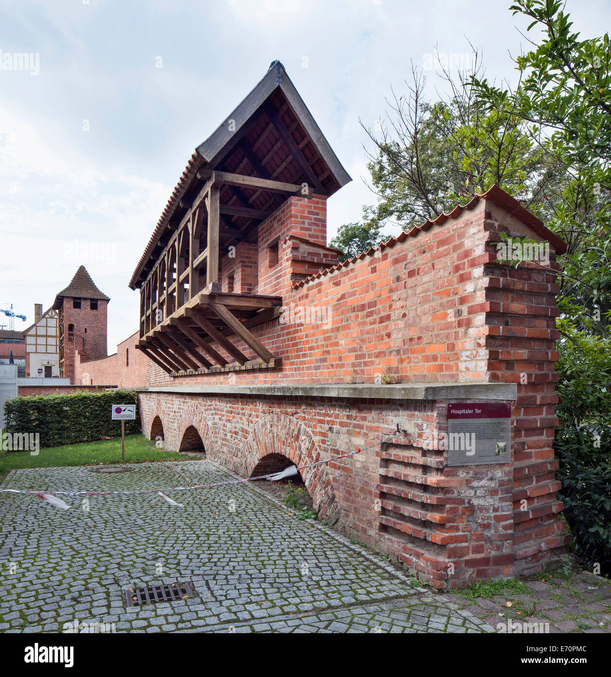 Reste der mittelalterlichen Stadtmauer mit Zinnen am Hospitaler Tor, Stadttor, Stralsund, Mecklenburg-Vorpommern Stockfoto