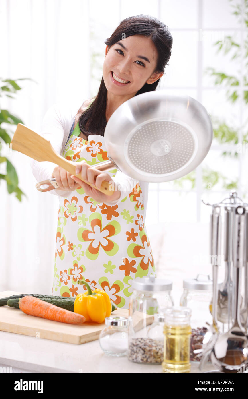 Junge Frau in Küche Stockfoto