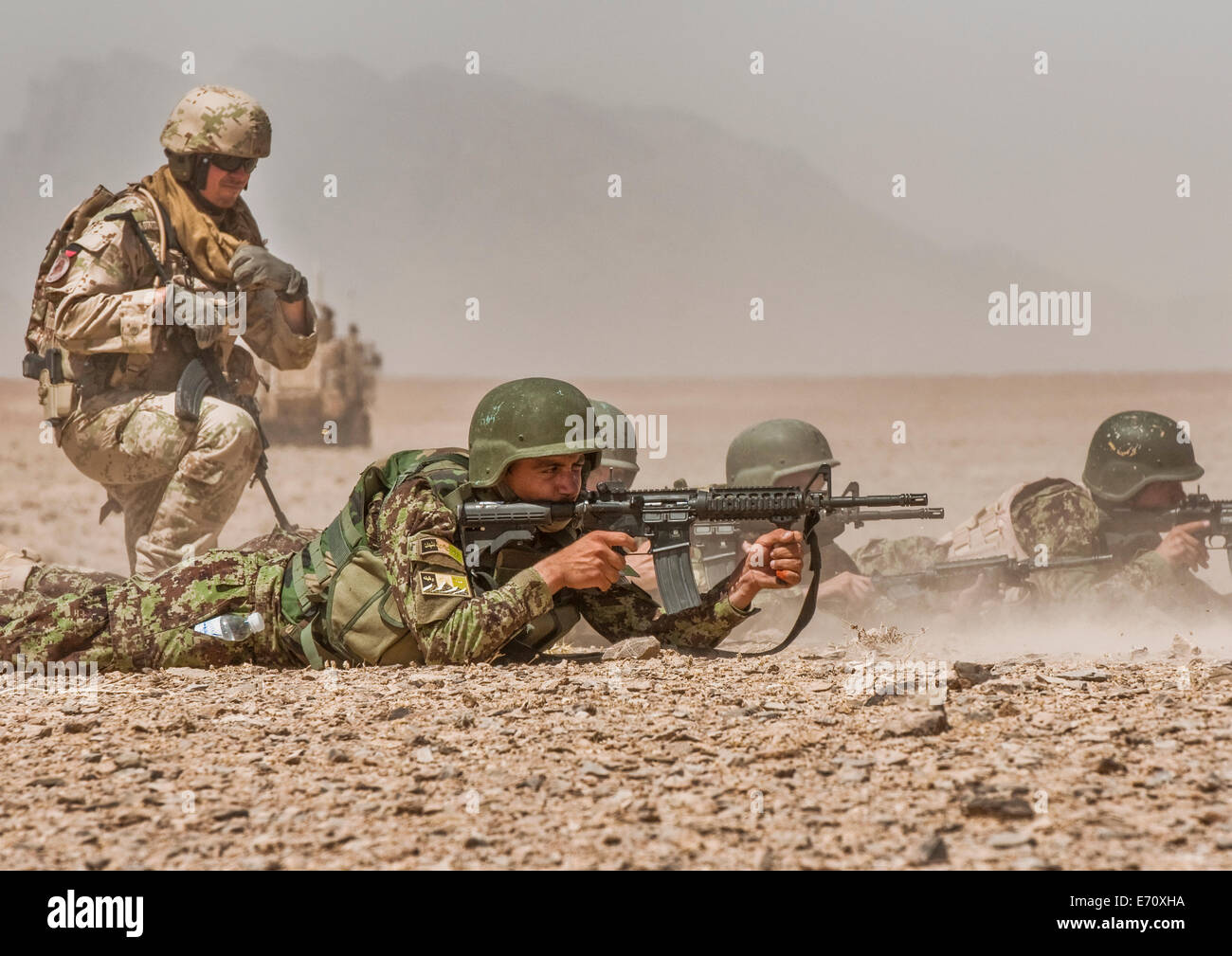 Eine slowakische Armee Lehrer lehrt Afghan National Army Soldaten mit der 4. Kandak, 2. Mobile Strike Force Brigade M4 Karabiner Gewehre feuern während des Trainings 21. August 2014 in der Provinz Kandahar, Afghanistan. Stockfoto