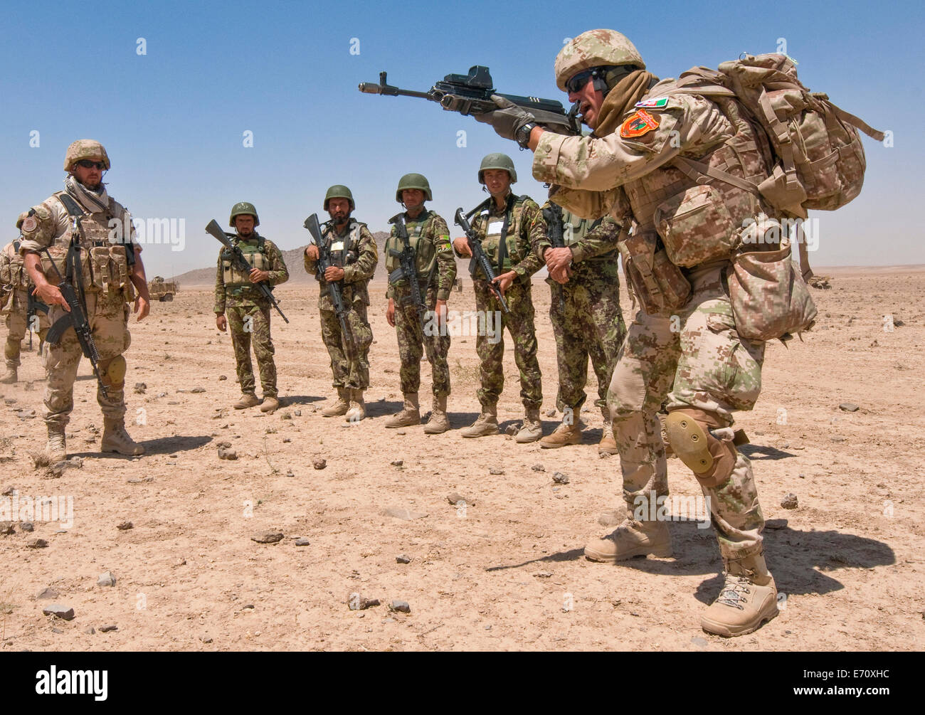 Eine slowakische Armee Lehrer lehrt Afghan National Army Soldaten mit der 4. Kandak, 2. Mobile Strike Force Brigade M4 Karabiner Gewehre feuern während des Trainings 21. August 2014 in der Provinz Kandahar, Afghanistan. Stockfoto