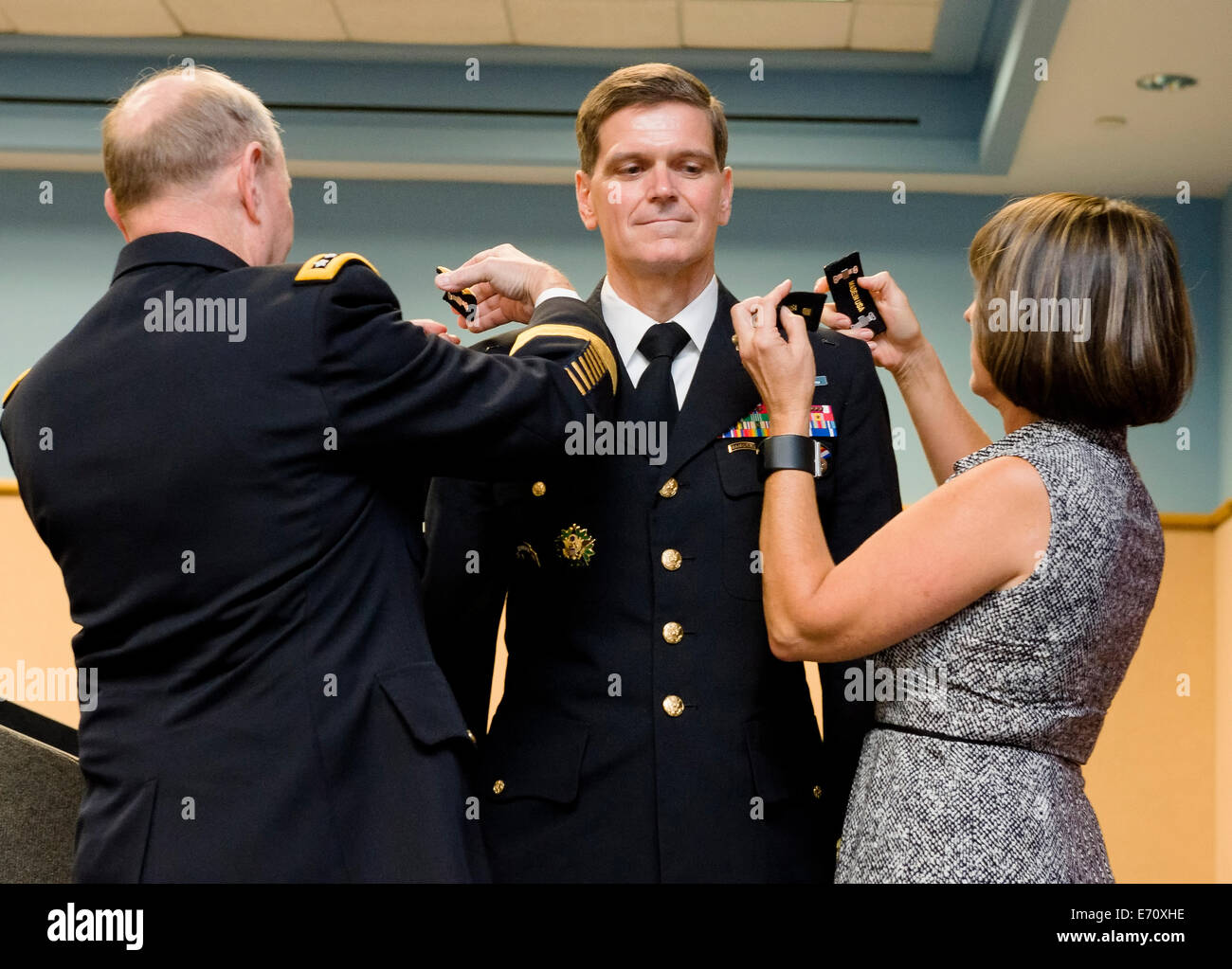 US Joint Chiefs Chairman General Martin Dempsey und Michele Votel pin auf 4-Sterne-Revers auf ihren Mann Armee General Joseph L. Votel während seiner Förderung-Zeremonie, das Special Operations Command Kopf 28. August 2014 in Tampa, Florida. Votel ersetzt den Ruhestand U.S. Marine Admiral William H. McRaven. Stockfoto