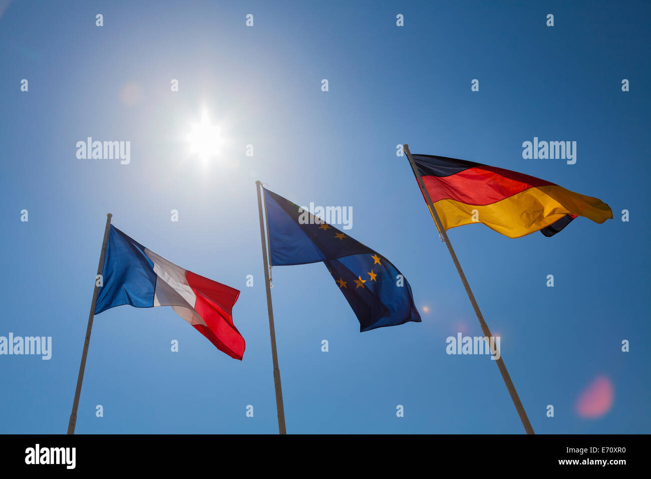 Französische, deutsche und europäische Fahnen gegen Sonne und blauer Himmel. Stockfoto