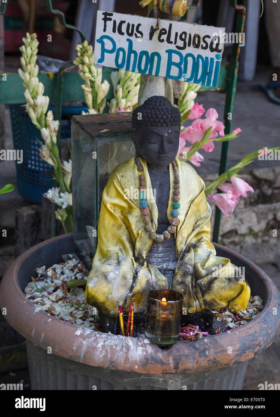 Borobudur, Java, Indonesien.  Mendut buddhistischen Tempel.  Kleinen Schrein für Buddha außerhalb einen Souvenir-Shop. Stockfoto