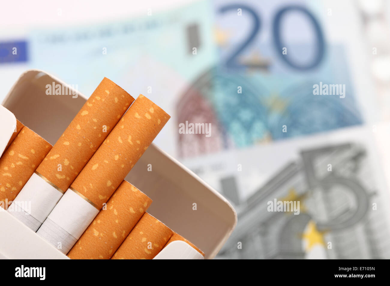 Euro banknoten und zigaretten Fotos und Bildmaterial in hoher Auflösung Alamy