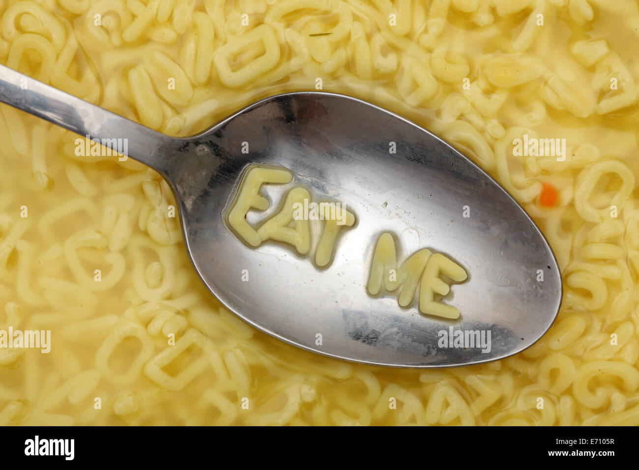 Alphabet Buchstaben in Löffel buchstabieren "Eat Me". Alphabet Soup Nudeln. Closeup. Stockfoto