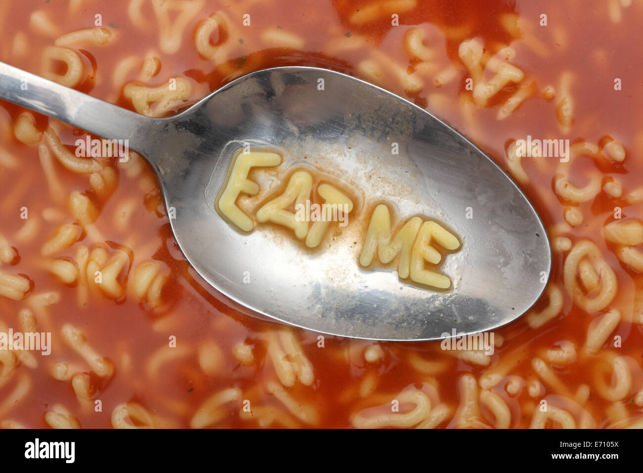 Alphabet Buchstaben in Löffel buchstabieren "Eat me". Alphabet Soup Nudeln.  Closeup Stockfotografie - Alamy